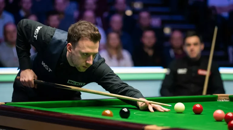 Snookerspeler buigt over de groene tafel en pot een rode bal tijdens een hoge breakreeks