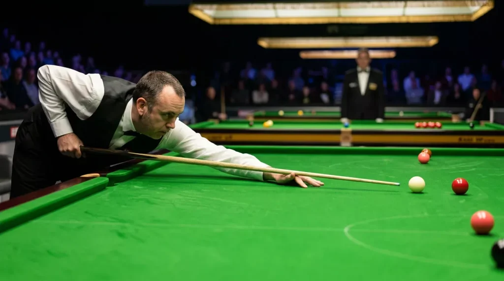 Snookerspeler lijnt een lastige stoot uit over de lengte van de groene tafel