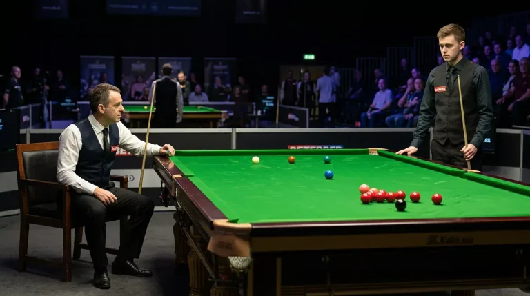 Twee snookerspelers wachten elk aan een kant van de tafel op hun beurt