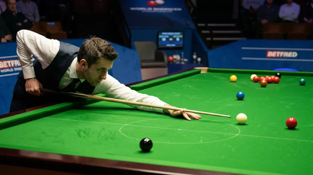 Snookerspeler richt geconcentreerd een lange stoot over het volledige groene speelvlak