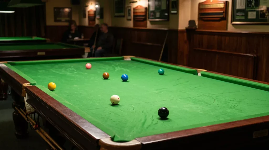 Snookertafel met de resterende gekleurde ballen verspreid in de slotfase van een frame