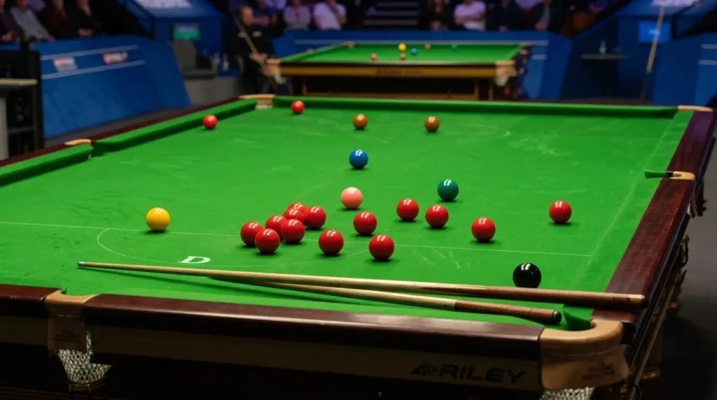 Snookertafel met meerdere ballen verspreid over het groene laken halverwege een lang frame