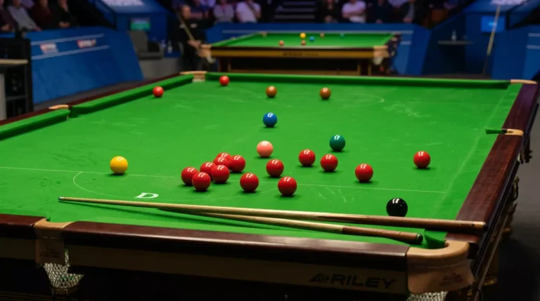 Snookertafel met meerdere ballen verspreid over het groene laken halverwege een lang frame