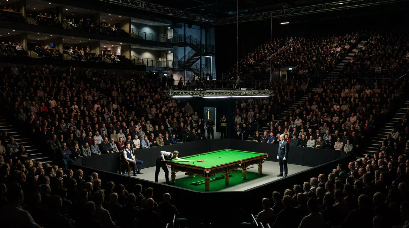Volle tribune kijkt toe bij een professioneel snookertoernooi met de verlichte tafel centraal, beeld bij snooker als groeiende wedsport