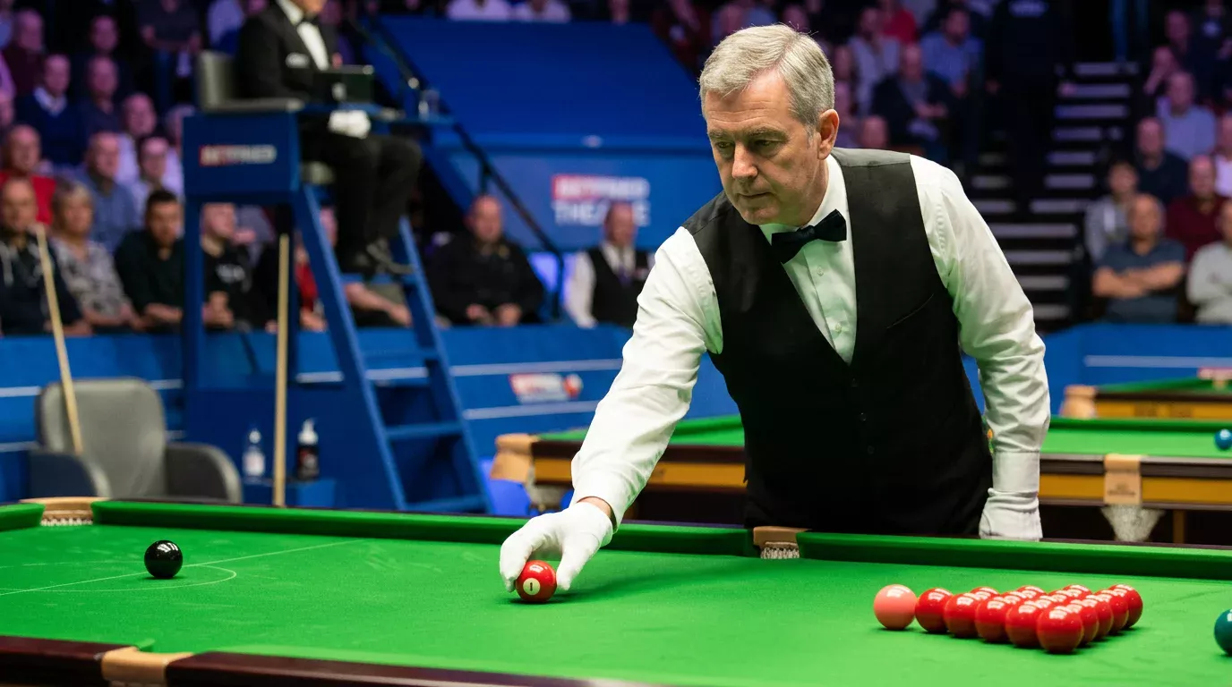 Snookerscheidsrechter met witte handschoenen plaatst een gekleurde bal terug op de tafel, beeld bij integriteit en eerlijk spel in het snooker