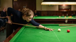 Beginnende snookerspeler oefent een rechte stoot aan de groene tafel