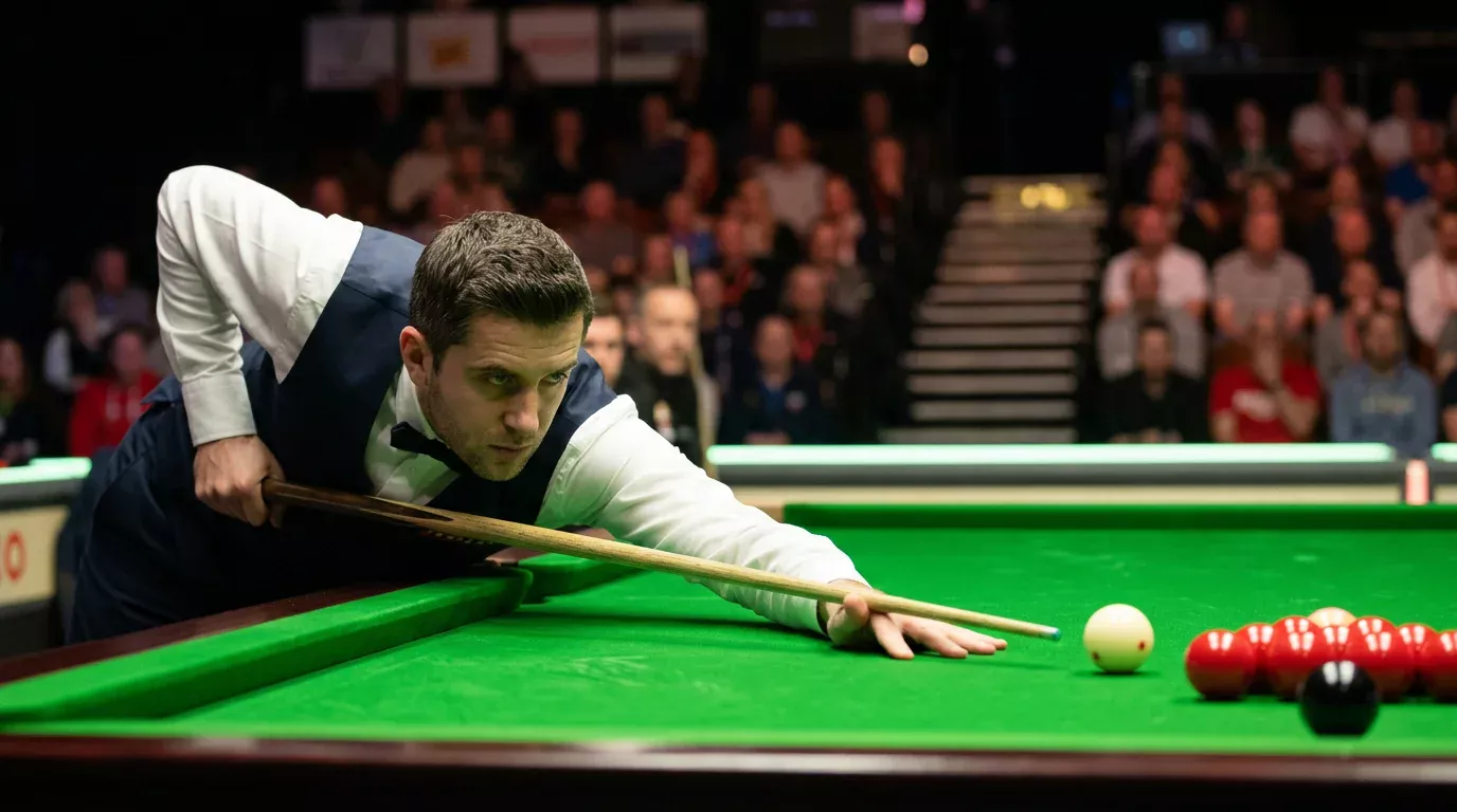 Snookerspeler buigt over het groene laken en richt de keu op de witte bal tijdens een break, illustratie bij de soorten snooker weddenschappen en wedmarkten