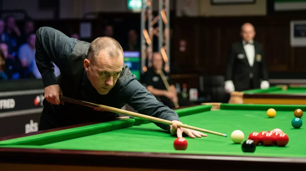 Snookerspeler weegt zijn stoot af terwijl hij over de groene tafel buigt