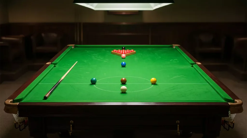 Rustig verlichte snookertafel met opgestelde ballen en driehoek, beeld voor veilig en legaal snooker wedden