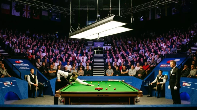 De felverlichte snookertafel centraal in een volle arena tijdens het wereldkampioenschap